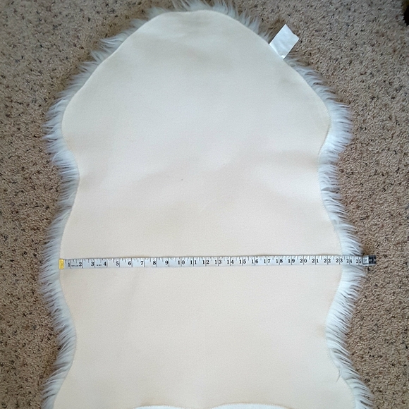 Luxurious Faux Fur Sheepskin Area Rug 2ft by 3ft - Picture 5 of 8